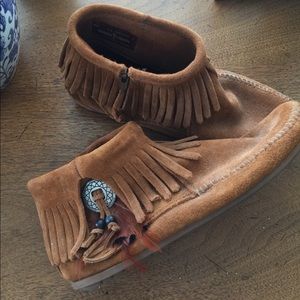 Brand new women’s Minnetonka single fringe booties